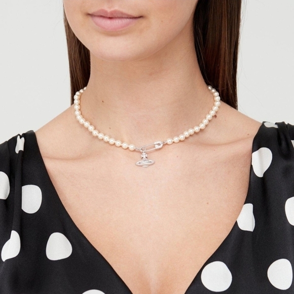 🩶🔹️VIVIENNE WESTWOOD 🔹️Off-White Lucrece Pearl Necklace (Silver Tone) - Picture 3 of 10